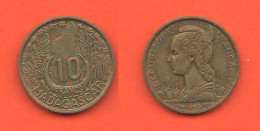 Madagascar 10 Francs 1953 Africa States France France D'outre-mer Bronze Coin - Madagascar