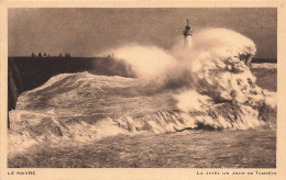 FRANCE - Le Havre - La Jetée Un Jour De Tempête - Phare - Vagues - Carte Postale Ancienne - Non Classés