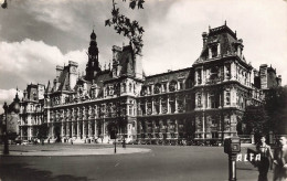 FRANCE - Paris - L'Hôtel De Ville Et La Place - Carte Postale - Otros Monumentos