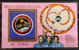 G, ECUATORIAL - FASES DE LA MISION  APOLO-SOYUZ- G. E. 748- HOJA BLOQUE DENTADA  Y  NUMERADA - Äquatorial-Guinea