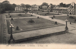 FRANCE - Fontainebleau - Vue Sur Le Château - Vue Générale De La Cour - L L - Carte Postale Ancienne - Fontainebleau