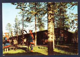 Finlande. Rovaniemi, Capitale De La Laponie. Refuge Du Circle Arctique, Rennes Et Couple En Costumes Traditionnels. 1967 - Finland