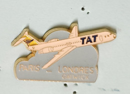 Pin's Avion TAT PARIS LONDRES Gatwick Signé Martineau-Saumur - Avions