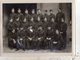 VINCENNES  SAPEURS POMPIERS  1 ERE COMPAGNIE EN 1945 NOMS DES SAPEURS POMPIERS    ( PHOTOGRAPHIE ) - Sapeurs-Pompiers