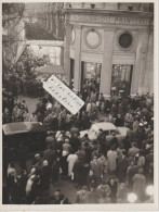 PARIS  - Magasins Du PRINTEMPS En 1953 - Angle Boulevard Haussmann Et Rue Caumartin ( Photo  24 Cm X 18 Cm  ) 1/2 - Places