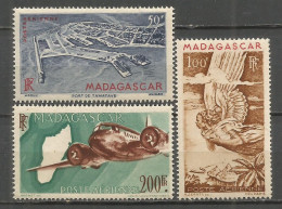 MADAGASCAR CORREO AEREO YVERT NUM. 63/64A ** SERIE COMPLETA SIN FIJASELLOS - Airmail