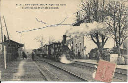 86 - LES TROIS-MOUTIERS - Cpa - La Gare - L'arrivée Du Train De Loudun - Les Trois Moutiers