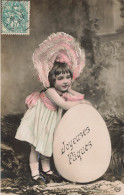 Joyeuses Pâques * Carte Photo CPA Gaufrée Embossed * Enfant Fillette Mode Oeuf Egg - Pâques