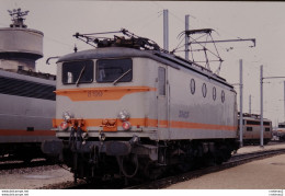 Photo Diapo Diapositive Slide TRAIN Wagon Locomotive Electrique SNCF BB 8199 Au Dépôt De VSG Le 16/02/1993 VOIR ZOOM - Diapositives