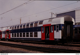 Photo Diapo Diapositive Slide TRAIN Wagon Voiture Banlieue V2N SNCF Au Dépôt De VSG Le 16/02/1993 VOIR ZOOM - Diapositives