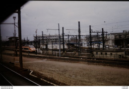 Photo Diapo Diapositive Slide TRAIN Wagon TGV Sud Est  SNCF Arrivant à PARIS GARE DE LYON Le 19/02/1993 VOIR ZOOM - Diapositives