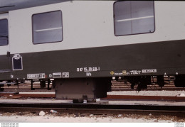 Photo Diapo Diapositive Slide TRAIN Wagon Fourgon à Bagages SNCF Le 23/04/1993 VOIR ZOOM - Diapositives