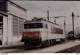 Photo Diapo Diapositive Slide TRAIN Wagon Locomotive Electrique SNCF BB 22250 PARIS GARE DE LYON Le 23/04/1993 VOIR ZOOM - Diapositives