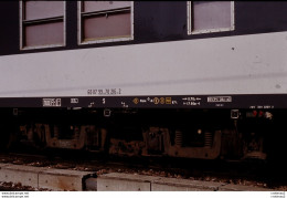 Photo Diapo Diapositive Slide TRAIN Wagon VOITURE MAUZIN 216 SNCF à PARIS GARE DE LYON Le 23/04/1993 VOIR ZOOM - Diapositives