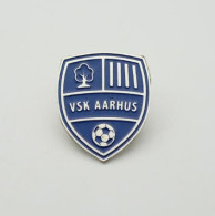 Badge Pin: European Football Clubs Denmark -  " VSK Aarhus " - Football