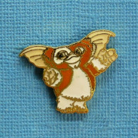 1 PIN'S /  ** " GIZMO " MOGWAÏ DANS LE FILM " GREMLINS " ** . (Gremlins © 1990 Warner Bros. INC. Démons & Merveilles) - Filmmanie