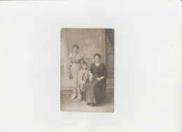 Ancienne Photo Noir Et Blanc Mere Avec Ces 2 Enfants (photo Carte Postale Debut Siecle Dernier) - Personen