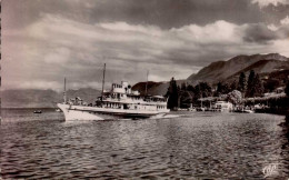 EVIAN-LES-BAINS      ( HAUTE- SAVOIE )    LE " LAUSANNE "  AU DEPART - Ferries