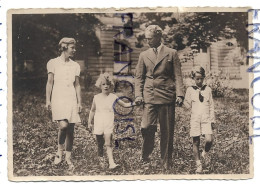 Leopold III De Belgique Et Joséphine-Charlotte, Baudouin Et Albert Dans Le Jardin - Beroemde Personen