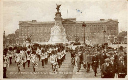 LONDON       ( ROYAUME-UNI )      VICTORIA MEMORIAL . BUCKINGHAM PALACE AND GUARDS - Buckingham Palace