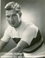 Photo De Henri Aubry Coureur Cycliste Champion Du Monde Sur Route Amateur 1946 Signée - Sports