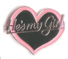 RR09 Pin's CŒUR HEART HE'S MY GIRL Achat Immédiat - Pin-Ups