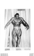 PHOTO  HOMME EN MAILLOT DE BAIN CULTURISME CULTURISTE MR UNIVERS 1971  FORMAT 16 X 10.50 CM - Sports