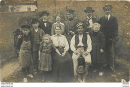 CARTE PHOTO GROUPE DE PERSONNES ET UN SOLDAT LIEU NON IDENTIFIE - A Identificar