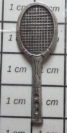 413H Pin's Pins / Beau Et Rare / SPORTS / RAQUETTE TENNIS METAL ACIER - Tennis