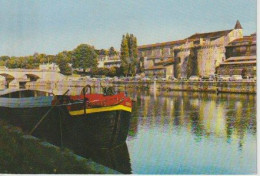 COGNAC  ( 16 )  LES  QUAIS  DE  LA  CHARENTE  DEVANT  LE  CHÂTEAU DE  FRANÇOIS  Ier   C P M   ( 24 / 3 / 22 ) - Châteaux