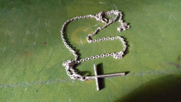 B15 / PETITE CHAINE AVEC CROIX PEU ETRE ARGENT??? - Necklaces/Chains