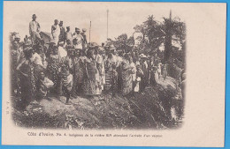 CPA DOS NON DIVISE - COTE-D'IVOIRE - L.G.D. N° 4 - INDIGENES DE LA RIVIERE BIA ATTENDANT L'ARRIVEE D'UN VAPEUR - Costa De Marfil