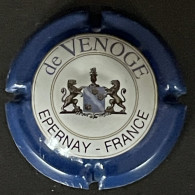 12 - 11 - De Venoge, Contour Bleu, Centre Blanc, Ecusson Large, De Minuscule (côte 1,5 Euros) Capsule De Champagne - De Venoge