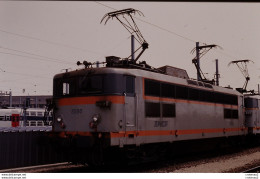 Photo Diapo Diapositive Slide TRAIN Wagon Locomotive Electrique SNCF BB 8586 à VSG Le 12/04/1994 VOIR ZOOM - Diapositives