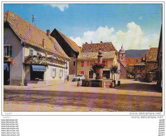 Cp- Réf-JP-Q 725 (  Dép-68   St-AMARIN )   La Place Du 1er Régiment Du Morvan Et La Fontaine Du Coq Avec La 2CV - Saint Amarin