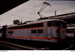 Photo Diapo Diapositive Slide TRAIN Wagon Locomotive Electrique SNCF BB 8535 PARIS GARE DE LYON Le 08/06/1995 VOIR ZOOM - Diapositives