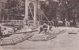 4861145Alkmaar, Laden In De Boot. 1928.  - Alkmaar