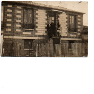 93 LES LILAS ? Carte Photo Photographe Petin Rue De La Mairie , Couple Devant Leur Maison - Les Lilas