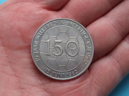 150 Jaar > F.C. MEERHOF Willebroek - 10 Jaar Jeugd KBVB - 15 Juni 1982 ( Zie / Voir SCANS ) 3,5 Cm. > Zilverkleur ! - Tokens Of Communes