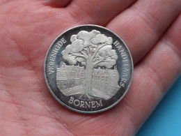 BORNEM Verenigde Handelaars - 100 Manden 1982 ( Zie / Voir SCANS ) 3,5 Cm. > Zilverkleur ! - Tokens Of Communes