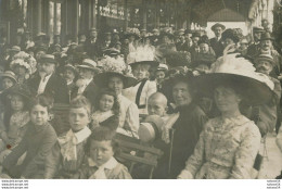 88) VITTEL : Carte-photo : Gros Plan Sur La Foule, Curistes Et Touristes (1911) - Vittel