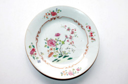 CHINE, COMPAGNIE DES INDES ASSIETTE PLAT EN PORCELAINE, XIXe S. EPOQUE KIEN-LONG / ART ASIATIQUE DECORATIF (1102.19) - Arte Asiático