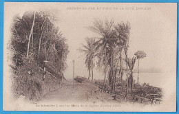 CPA DOS NON DIVISE - CHEMIN DE FER ET PORT COTE-D'IVOIRE - LE KILOMETRE I, SUR LES BORDS DE LA LAGUNE (FEVRIER 1904) - Costa D'Avorio