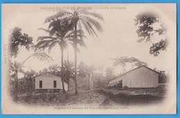 CPA DOS NON DIVISE - CHEMIN DE FER ET PORT COTE-D'IVOIRE - MAGASIN DU CHEMIN DE FER A ABIDJAN (MARS 1904) - Côte-d'Ivoire