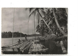 La Papouasie-Nouvelle-Guinée :  Le Débarcadère Au Bord Du Fleuve De La Mission En 1950 (animé) GF - TAAF : Territorios Australes Franceses