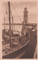 29 LE GUILVINEC       Le Phare .. Avec Bateaux De Pêcheurs     SUP  PLAN    Env. 1940.        RARE - Guilvinec