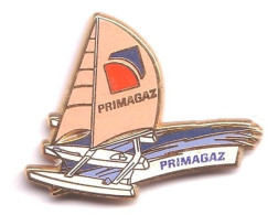 X161 Pin's GDF Bateau Voilier Primagaz Qualité Arthus Signé Starpin's Achat Immédiat - Boats