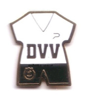 D202 Pin's Foot Football Maillot DVV équipe KSC LOKEREN Belgique ASSURANCE DVV Achat Immédiat - Football