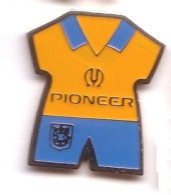 D141 Pin's Foot Football Maillot PIONEER équipe KSK Beveren Belgique Achat Immédiat - Informática