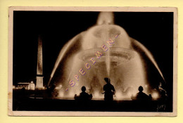 PARIS La Nuit : Place De La Concorde / L'une Des Fontaine Et L'Obélisque / CPA (Ed: D'Art YVON) (voir Scan Recto/verso) - Paris La Nuit